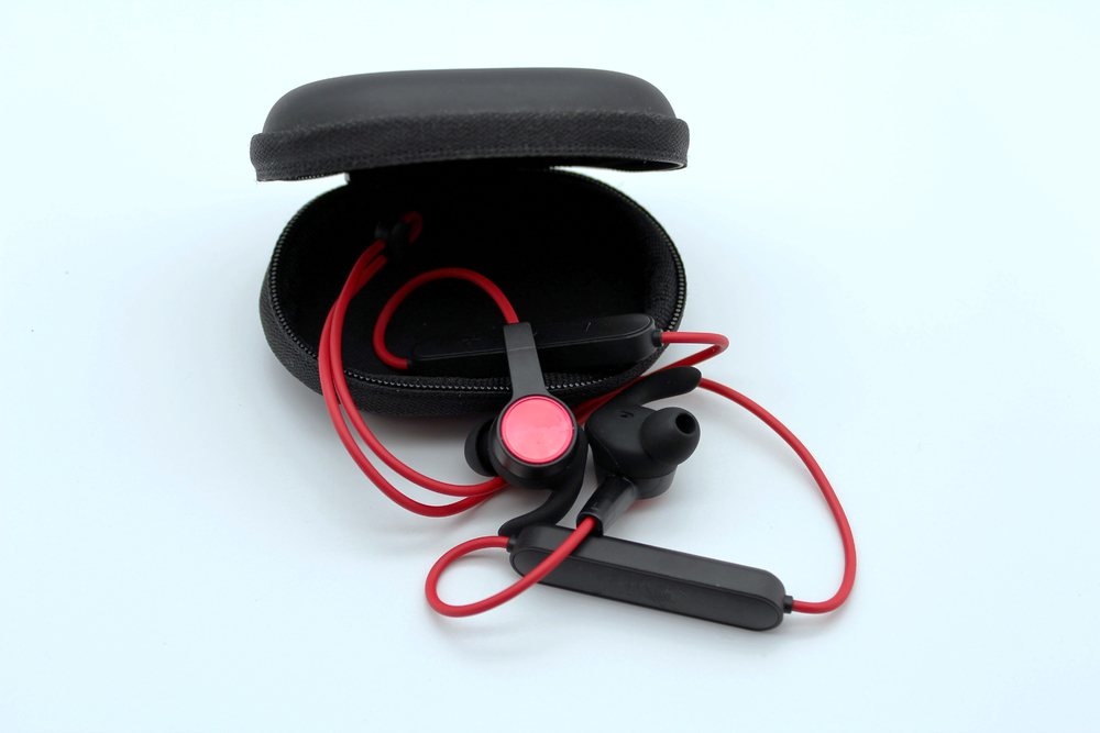 红色蓝牙耳机产品摄影 高清实拍图的专业拍摄服务